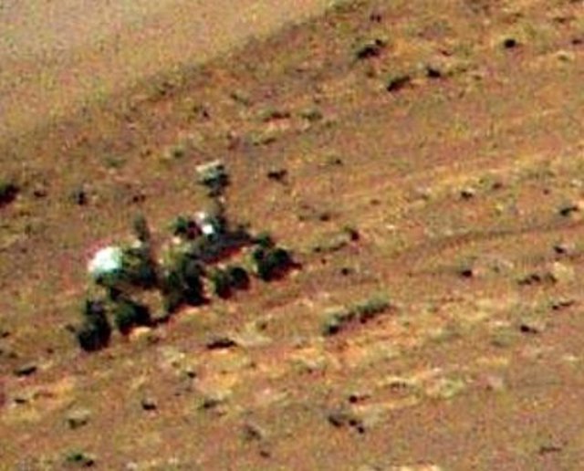 El rover Perseverance, captado desde el aire por el helicóptero Ingenuity