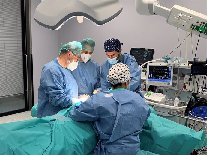 Los doctores Bascuñana (primero por la izda.) y Contreras (tercero) realizando una detección intraoperatoria de ganglio centinela.