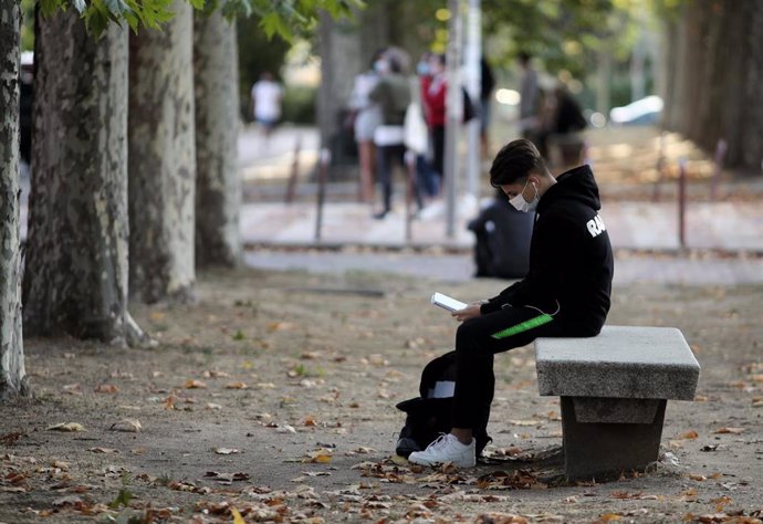 Archivo - Un alumno espera sentado antes de realizar los exámenes de la EBAU en las afueras de la Facultad de Derecho de la Universidad Complutense de Madrid (UCM)