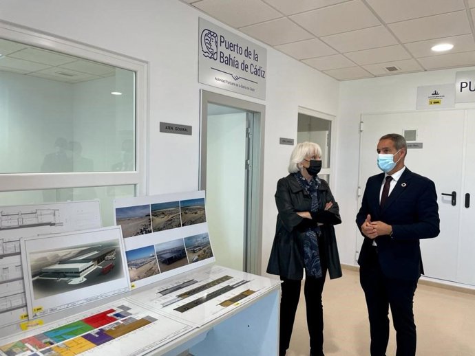 Jose Pacheco con Teófila Martínez en el Puerto de Control Fronterizo del puerto de Cádiz