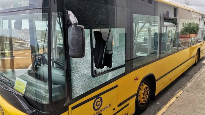 Guagua con la ventana del conductor rota tras presuntamente tirar el ahora detenido una piedra