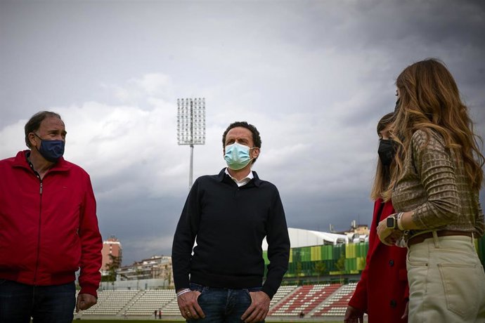 El candidato de Ciudadanos a la Presidencia de la Comunidad de Madrid, Edmundo Bal, durante una visita al Estadio de Vallehermoso, en Madrid.