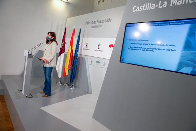 La consejera de Igualdad y portavoz del Gobierno regional, Blanca Fernández, comparece en rueda de prensa, en el Palacio de Fuensalida, para informar sobre los acuerdos del Consejo de Gobierno