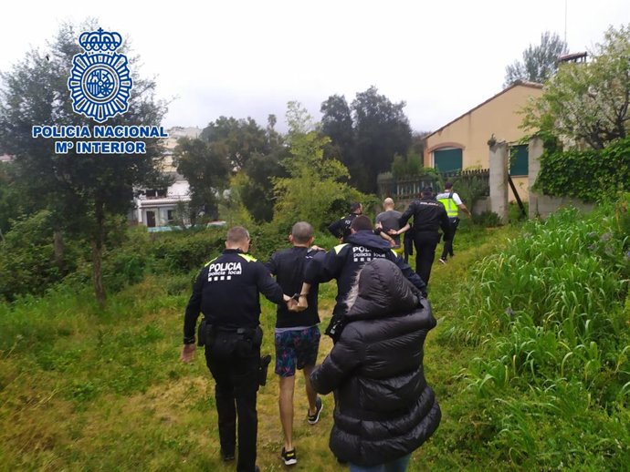 Agentes de la Policía Nacional con los detenidos