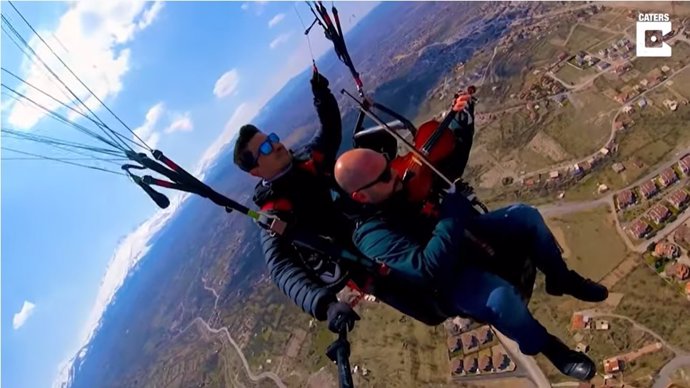 Un hombre vuela en parapente¡tocando el violín!