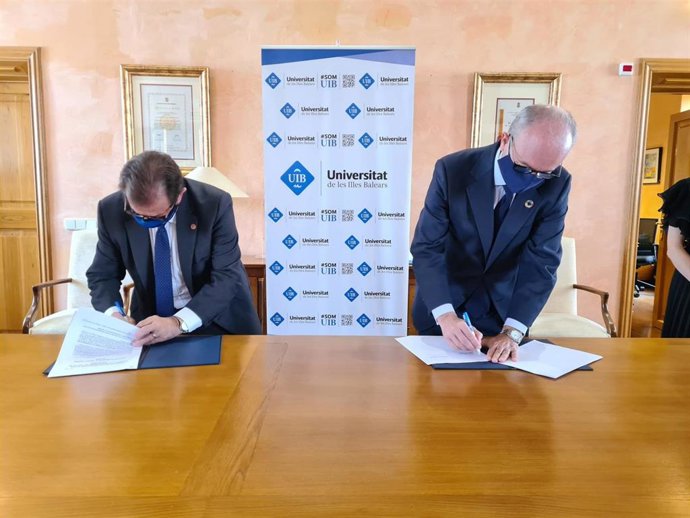 El rector de la UIB, Lloren Huguet, y el director general de Endesa en Baleares, Martí Ribas, firman un protocolo de colaboración en proyectos de transición energética.