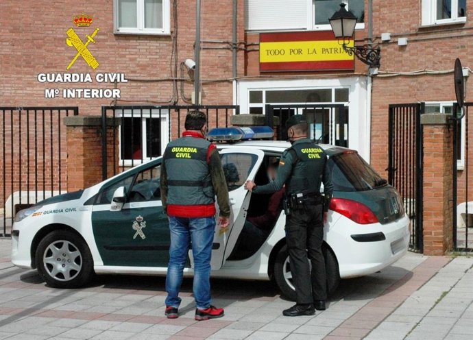 El detenido a su llegada al Puesto Principal de la Guardia Civil de Armunia (León).