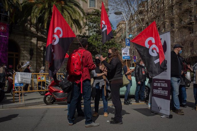 Archivo - Sindicalistas de la CGT en un acto reciente en Cataluña