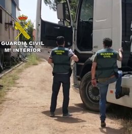 Agents de la Gurdia Civil intercepten un camió amb la mercaderia de fruita seca.