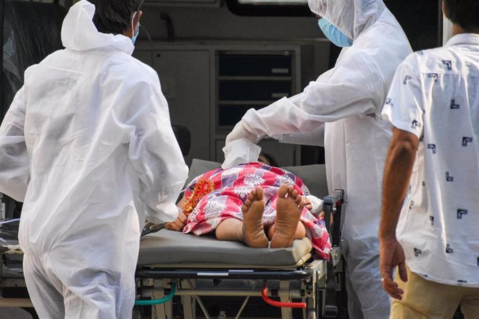 27 April 2021, India, Kolkata: A Covid-19 patient is transferred to the intensive care unit of a hospital. India hit record numbers of Covid-19 infections worldwide for the sixth day running on Tuesday, as health systems buckled under the pressure, and 