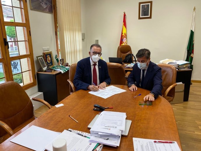El delegado de Cohesión Territorial de la Diputación de Córdoba (izda.), Juan Díaz, en su encuentro con el alcalde de Encinarejo, Miguel Ruiz Madruga.