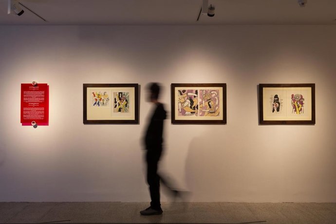 Un visitante a la exposición con obra de Fernand Léger en la Fundación Canal