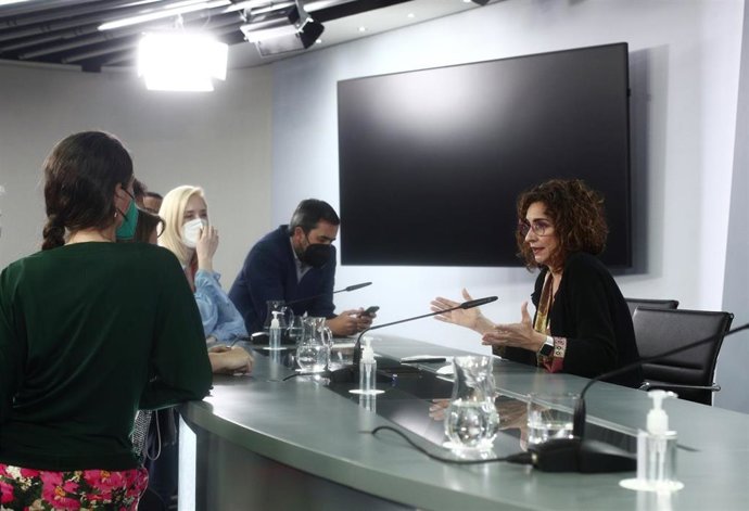 La ministra de Hacienda, María Jesús Montero; conversa con varios periodistas tras una rueda de prensa posterior al Consejo de Ministros, a 27 de abril de 2021, en el Complejo de la Moncloa, Madrid, (España). Durante la convocatoria informarán, entre ot