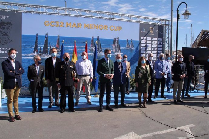 El consejero de Presidencia, Turismo y Deportes, Marcos Ortuño, junto con la alcaldesa de San Pedro del Pinatar, Visitación Martínez, y los organizadores y patrocinadores de la regata, que se celebrará en noviembre en el Mar Menor