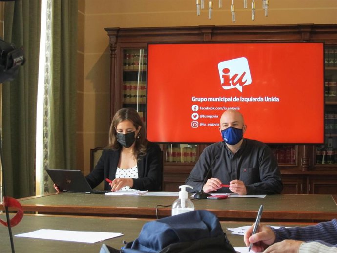 Los concejales de IU en el Ayuntamiento Ana Peñalosa y Ángel Galindo.