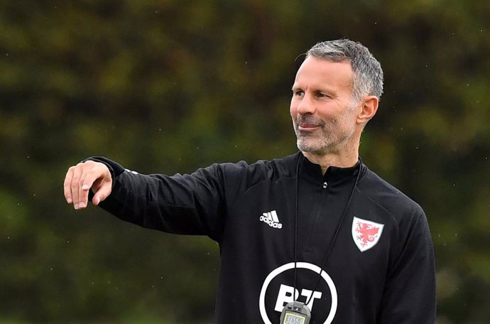 Archivo - FILED - 02 September 2020, Wales, Hensol: Wales manager Ryan Giggs leads a training session at The Vale Resort, ahead of the UEFA Nations League Group H soccer matches against Finland and Bulgaria on 03 September and 06 September. Giggs has re