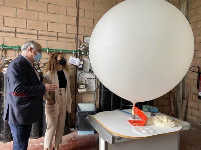 La delegada del Gobierno en Cantabria, Ainoa Quiñones, y el director de la AEMET en Cantabria, José Luis Arteche