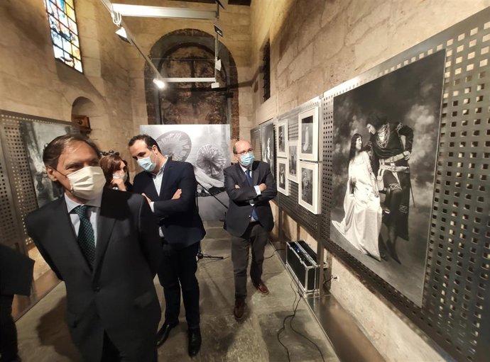 Autoridades en la reapertura de la Filmoteca de Castilla y León en Salamanca.