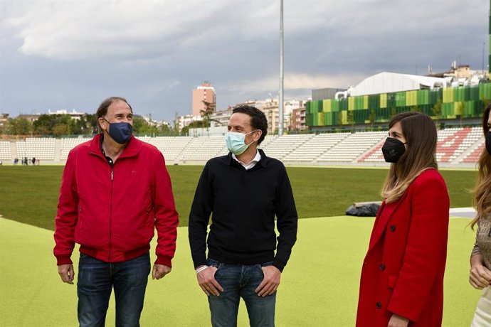 El candidato de Ciudadanos (Cs) a la presidencia de la Comunidad de Madrid, Edmundo Bal (c) durante su visita a las instalaciones del Estadio de Vallehermoso, a 27 de abril de 2021, en Madrid (España). El candidato de Ciudadanos asistirá a una entrevist