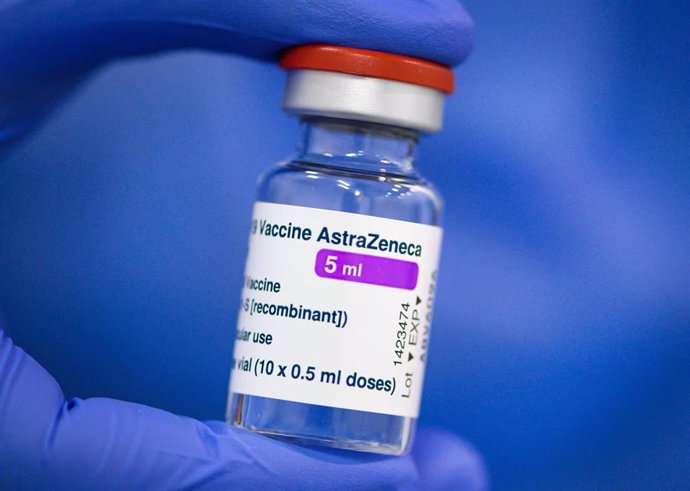 Archivo - FILED - 20 March 2021, Saxony, Dresden: An employee at the vaccination centre at Messe Dresden holds a vial of Astrazeneca's Covid-19 vaccine. TheEuropean Commission has started legal action against British-Swedish pharmaceutical giant AstraZ