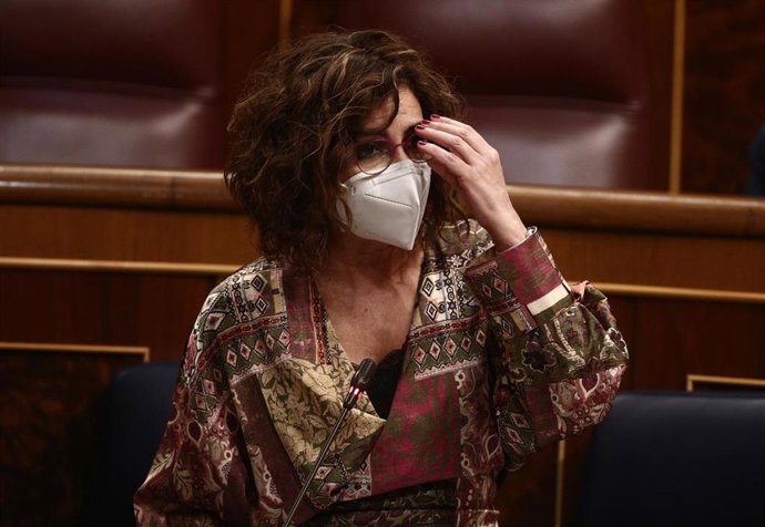 Archivo - La ministra portavoz y ministra de Hacienda, María Jesús Montero, en el Pleno del Congreso