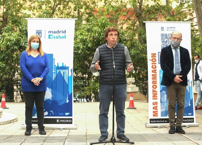 El alcalde de Madrid, José Luis Martínez-Almeida (centro), acompañado de la delegada de Seguridad y Emergencias y portavoz municipal en el Ayuntamiento de Madrid, Inmaculada Sanza (i), y del concejal del distrito de Salamanca, José Fernández (d).