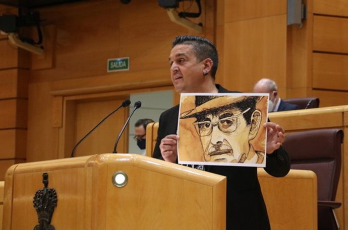 Carles Mulet muestra una ilustración de Enric Valor en el Senado
