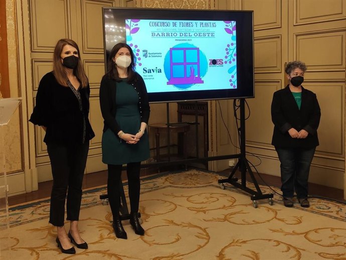 Las ediles Almudena Parres y Myriam Rodríguez, y la presidenta de ZOES, Inmaculada Cid.