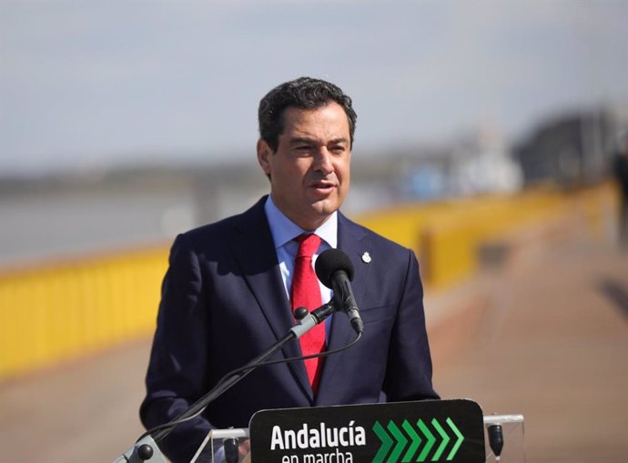 El presidente de la Junta de Andalucía, Juanma Moreno, en Ayamonte.