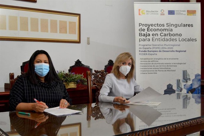 La vicepresidenta primera de la Diputación, Dolores Amo (izda.), y la alcaldesa de Montoro, Ana María Romero.