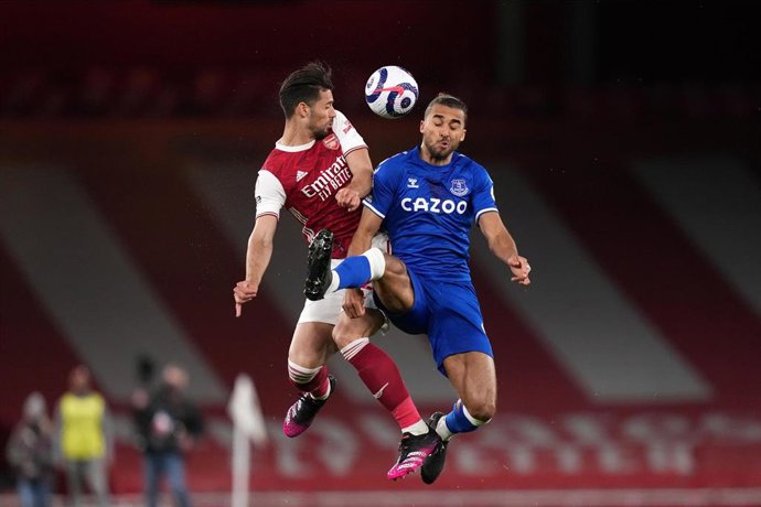 Pablo Mari pugna con Dominic Calvert-Lewin durante el Arsenal-Everton de la Premier 2020-2021