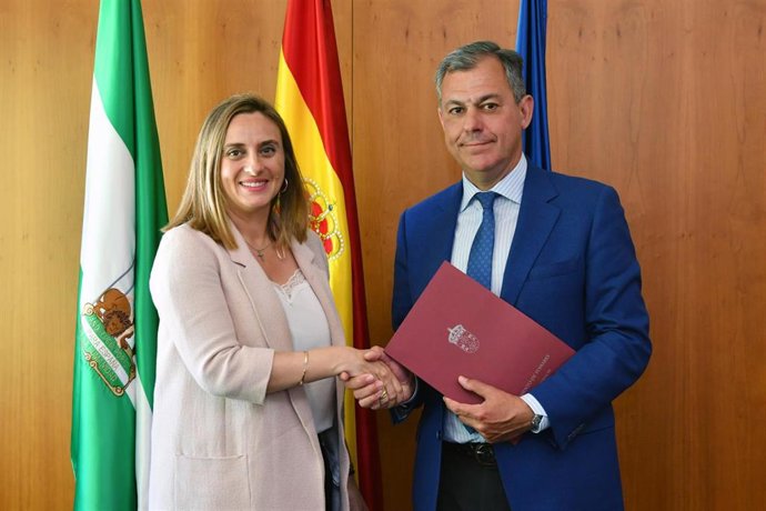 Archivo - Carazo y Sanz, tras la firma del convenio