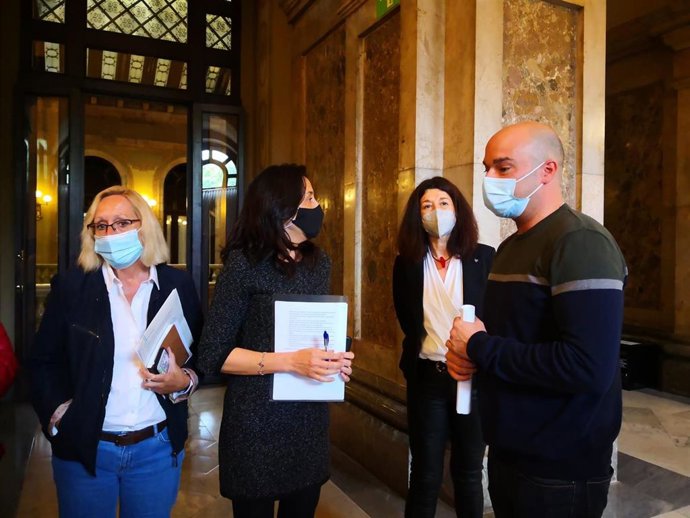 Las diputadas socialistas Assumpta Escarp, Esther Niubó y Rocío García y el portavoz adjunto del PSC en el Parlament Raúl Moreno, tras atender a los medios