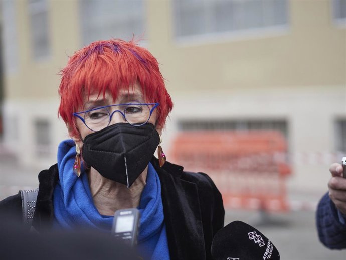 La consejera de Salud del Gobierno de Navarra, Santos Induráin a su salida después de ser vacunada contra el Covid-19 en el Antiguo colegio de Maristas, a 10 de abril de 2021, en Pamplona, Navarra (España). La consejera de Salud se vacuna con la dosis d