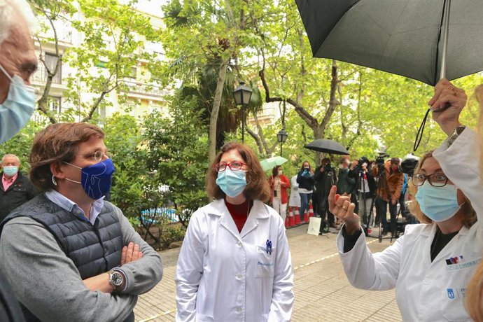 El alcalde de Madrid, José Luis Martínez-Almeida, durante una visita al Centro de Madrid Salud en Montesa. 
