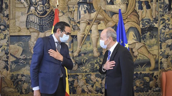 El ministro de Justicia, Juan Carlos Campo, y el presidente de la Mutualidad de la Abogacía, Enrique Sanz, firman un convenio para acercar la administración de justicia a las zonas en riesgo de despoblación.
