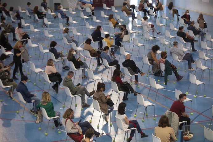 Archivo - Administración de la vacuna contra la COVID-19 de AstraZeneca en el pabellón SADUS Sevilla (Andalucía, España), a 24 de marzo de 2021.