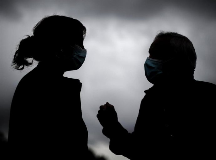 La candidata de Más Madrid a la Presidencia de la Comunidad, Mónica García (i), conversa durante su visita a la zona renaturalizada del Manzanares