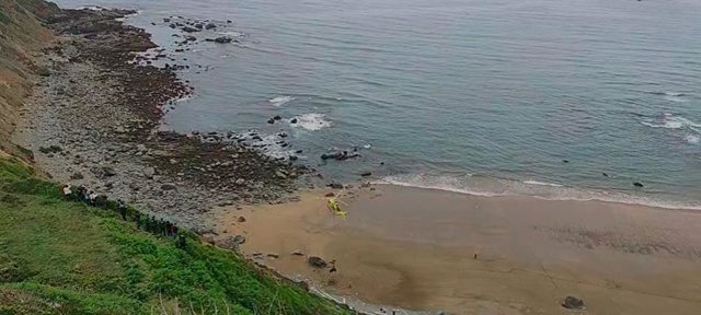 Archivo - Rescate del toro que se precipitó por un acantilado en El Ferrero, Gozón.