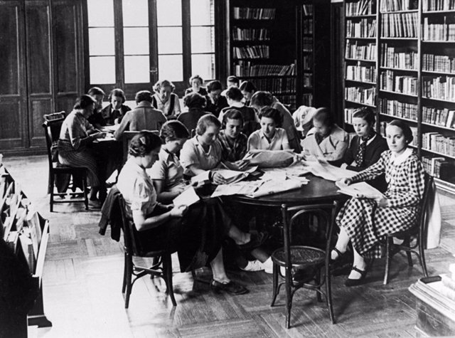 Residentes en la biblioteca de la Residencia de Señoritas en Miguel Ángel, 8, hacia 1930.