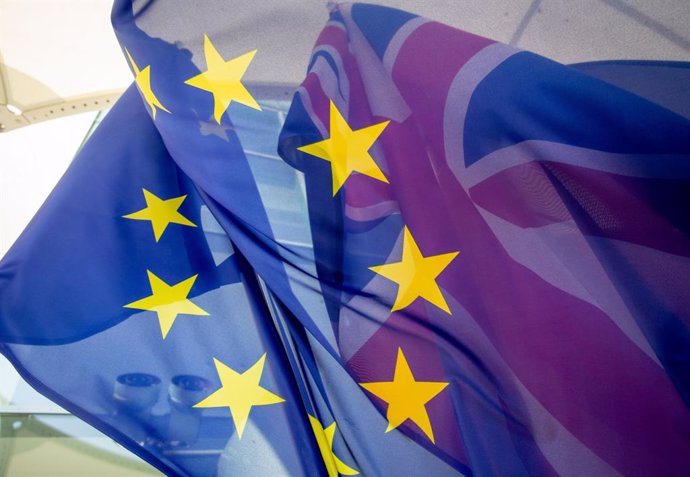Archivo - Banderas de la Unión Europea (UE) y Reino Unido