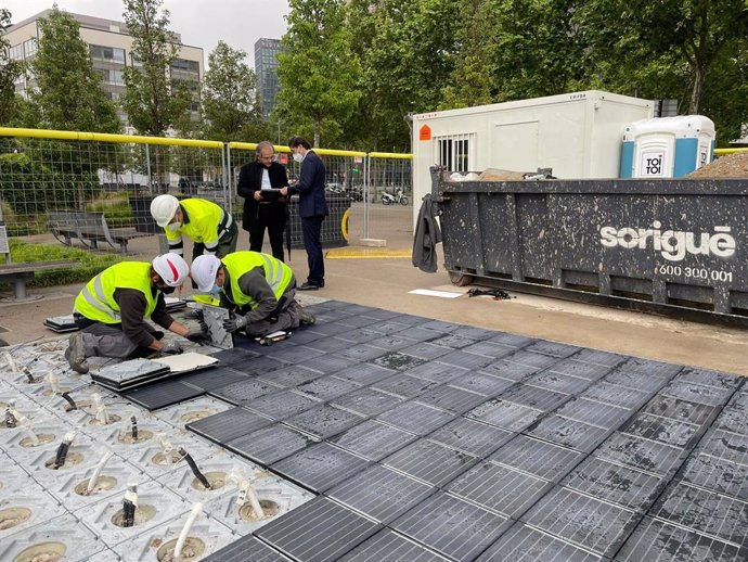 Barcelona assaja a la plaa de les Glries un paviment solar que genera energia elctrica.