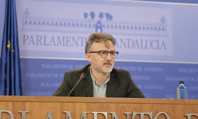 El portavoz parlamentario del PSOE-A, José Fiscal, en rueda de prensa en el Parlamento.