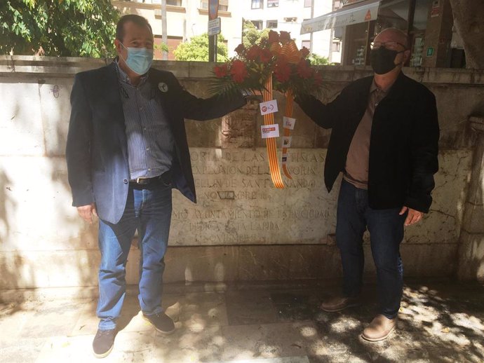 Los sindicatos realizan una ofrenda floral en Palma con motivo del Día de la Salud y Seguridad en el Trabajo.