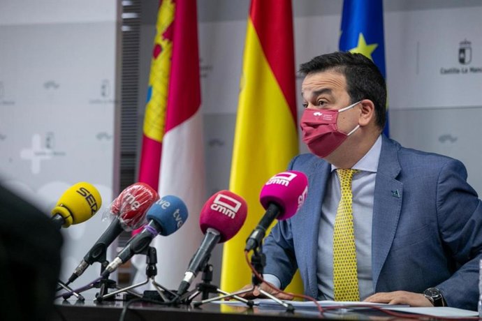 El consejero de Agricultura, Agua y Desarrollo Rural, Francisco Martínez Arroyo,