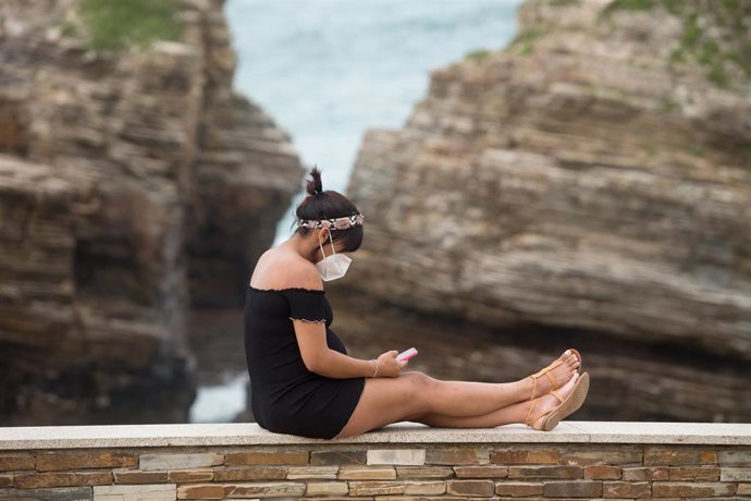 Archivo - Ciudadanos en la playa de Las Catedrales, en la comarca gallega de A Mariña (Lugo), que estará cerrada durante cinco días tras declararse un brote de coronavirus que afecta a más de un centenar de personas, a 5 de julio de 2020.