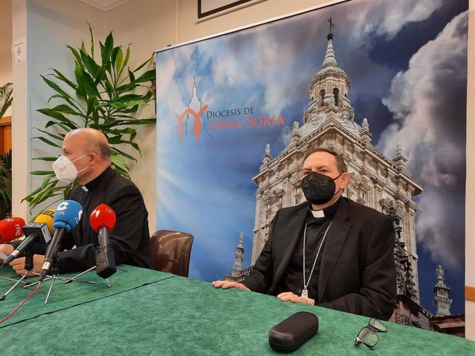 Javier Ramírez (izda) y el Obispo Abilio Martínez presentan las ayudas para pymes.