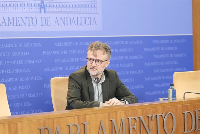 El portavoz parlamentario del PSOE-A, José Fiscal, en rueda de prensa en el Parlamento.