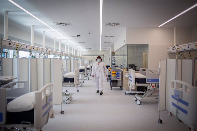 Una enfermera en el nuevo espacio polivalente del Hospital Moiss Broggi, a 20 de abril de 2021, en Sant Joan Despí, Barcelona, Catalunya (España). Este nuevo edificio se ha construido en la parte posterior del hospital y supera los 4.000 metros cuadrad
