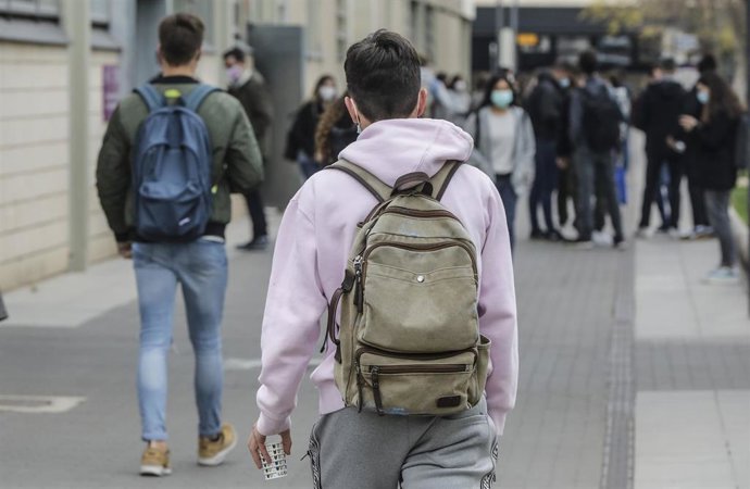 Archivo - Un estudiante en las inmediaciones de la Universidad de Valencia 1 de marzo de 2021. 